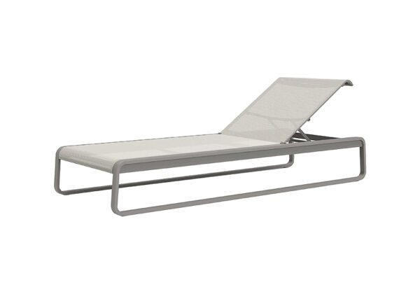  چرا داشتن تخت کنار استخر برای هر فضای روباز ضروری است؟