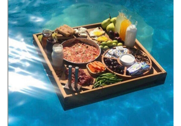 کاربردها و مزایای سینی شناور روی آب برای استخر و فضای باز