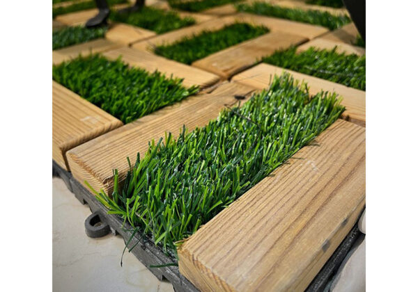 چگونه چمن مصنوعی و ترموود را در فضای باز به‌صورت اصولی ترکیب کنیم