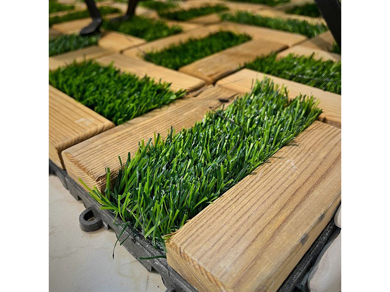 چگونه چمن مصنوعی و ترموود را در فضای باز به‌صورت اصولی ترکیب کنیم