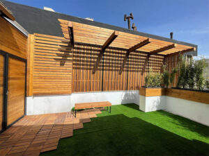 ترکیب چمن مصنوعی و ترموود؛ طبیعت و گرما در کنار دوام