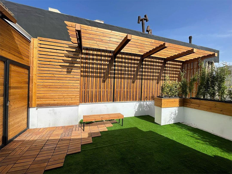 ترکیب چمن مصنوعی و ترموود؛ طبیعت و گرما در کنار دوام