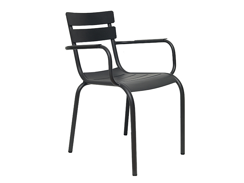 مقایسه زیبایی‌شناسی و سبک طراحی در مبلمان آهنی و آلومینیومی